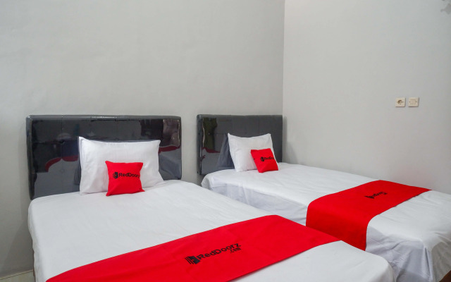 RedDoorz near Patung Kuda Solo Baru