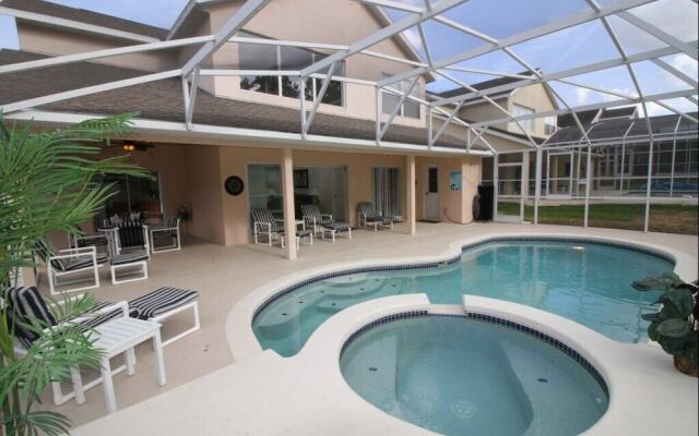 Exotic Nest 5 Bedroom Home by Redawning