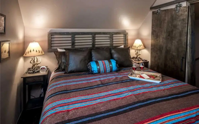 Fifth Dimension - Two Bedroom Cabin with Hot Tub