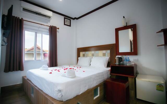 Ruby Riverside Hotel & Hostel