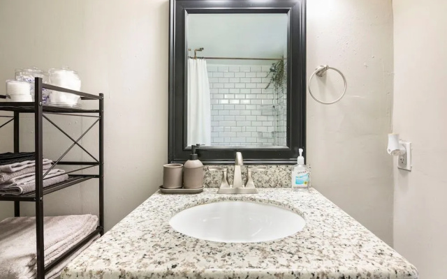 Wonderful Getaway Houston 2BR w/Balcony Views