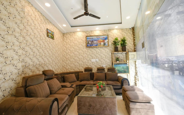 OYO 8452 Hotel New Arya 2