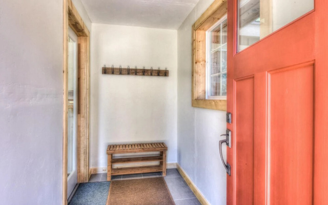 Firefly  - Walk To Beach 3 Bedroom Cabin by RedAwning