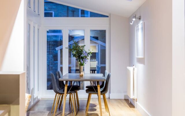 The Modern Classic - Contemporary & Elegant 3bdr Home