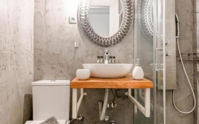 Lux studio 11 with yard in the heart of Athens