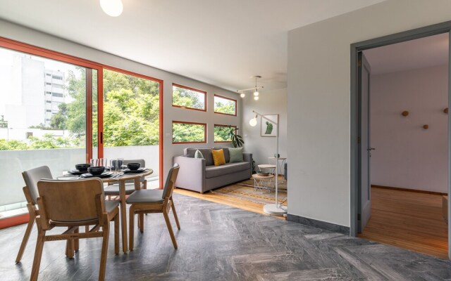 1BR Top Floor in an Art Deco Building!