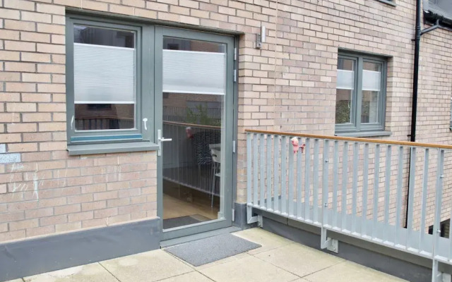 Modern 2 Bedroom Apartment With Parking
