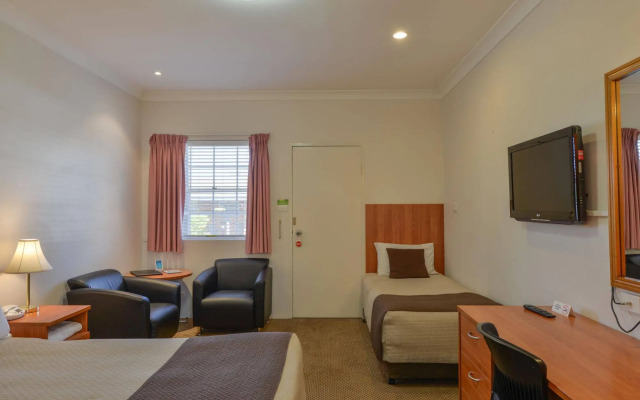 Cadman Motor Inn & Apartments