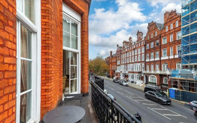 52 Pont Street