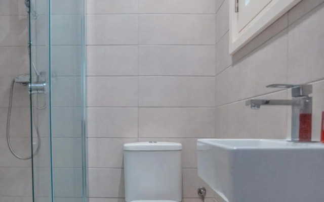 Blue Waves Apartment with Maltese Balcony