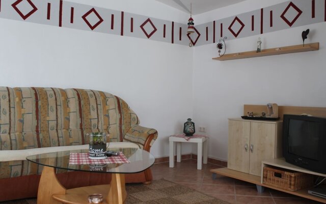 Spacious Bungalow near Sea in Grundshagen