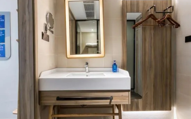 HanTing Premium Hotel (Hangzhou Jianghan Road Subway Station)