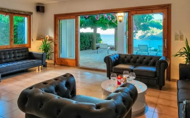 White Rock Villa With Breathtaking Views and Pool