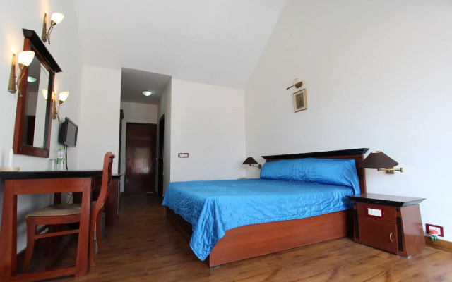 8fold-Pinecrest By LaRiSa, Bhimtal
