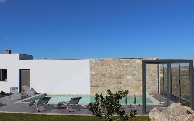 Alluring Villa in Salir de Matos near Coast