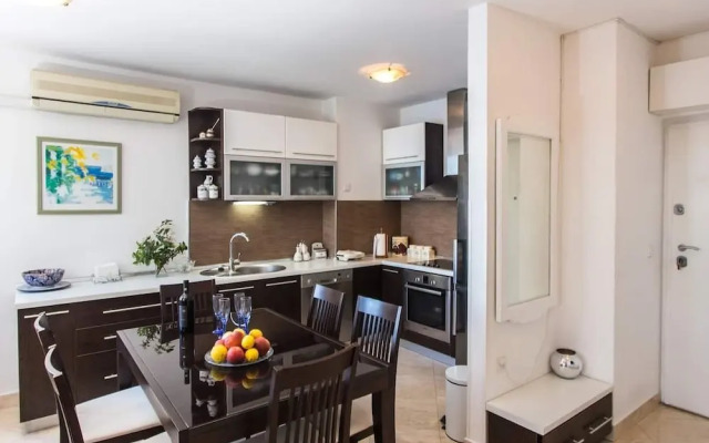 Leo Apartment