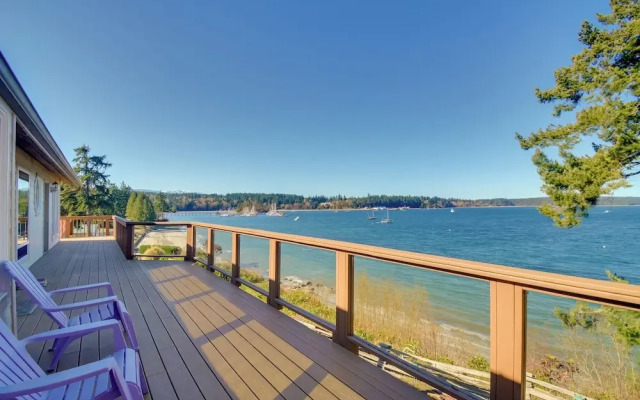 Waterfront PNW Escape w/ Deck & Beach Access!