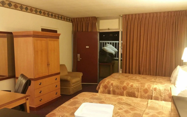 Econo Lodge Inn & Suites