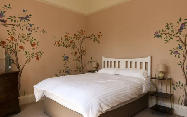 7 Crown Gardens