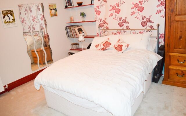3 Bedroom House With Free Parking