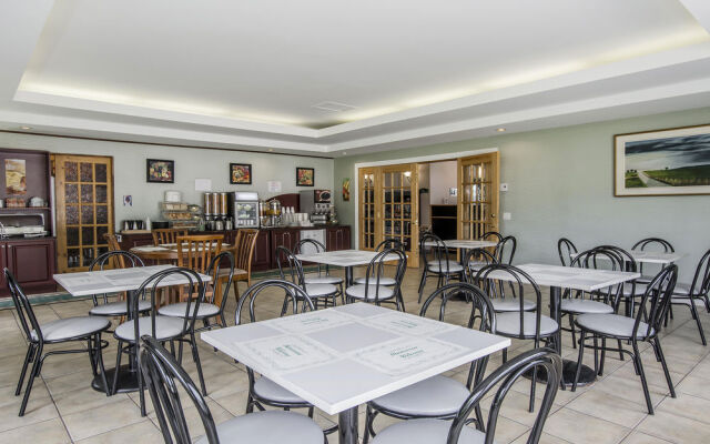 Syracuse Inn & Suites