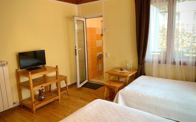K'scha Bobi, Bobi's guest house