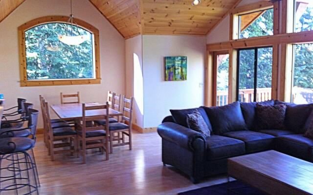 Luxury TreeHouse in Tahoe Donner with Hot Tub and Media Room by RedAwn