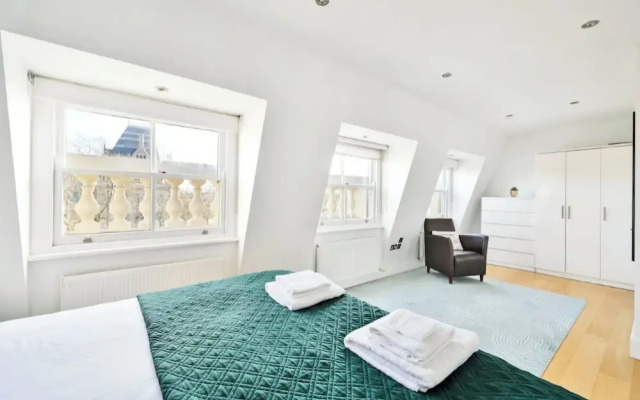 Luxury Kensington Apartment With 3 Bedrooms