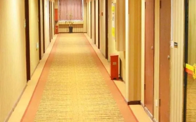 Super 8 Peony Square