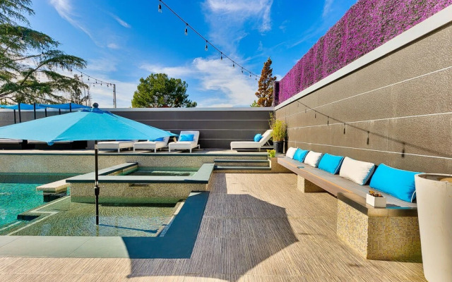 Hollywood Estate With Stunning Views