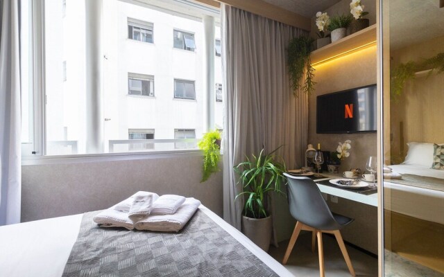 Apartamento moderno com piscina e AC