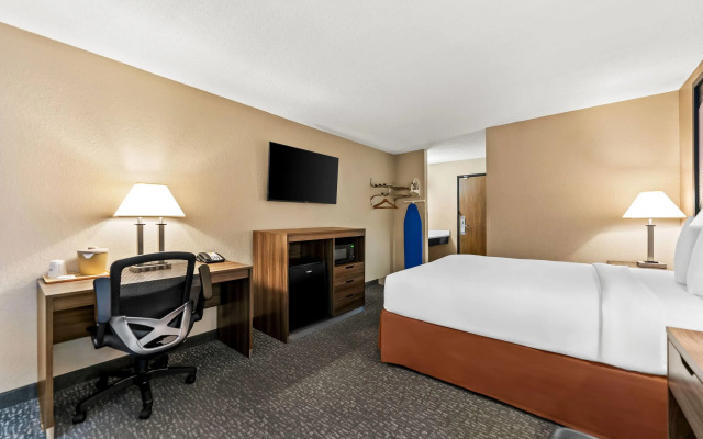Super 8 by Wyndham Elgin