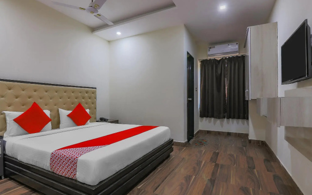 OYO 10580 Hotel Skylark