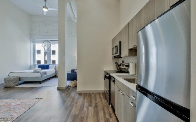 High End Old Town Loft + Pool + Clubhouse