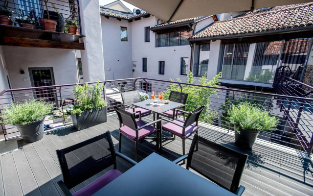 Uve Rooms & Wine Bar
