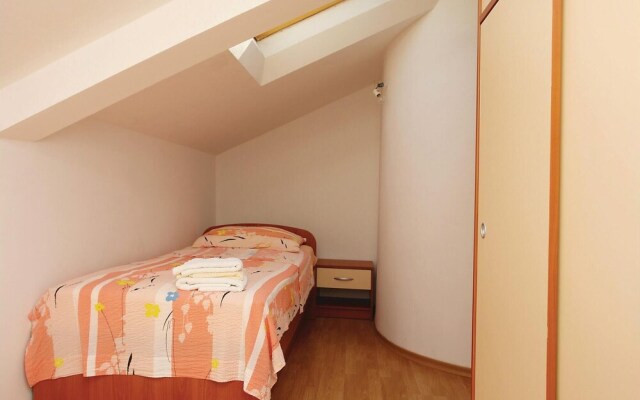 Amazing Apartment in Makarska With 5 Bedrooms and Wifi