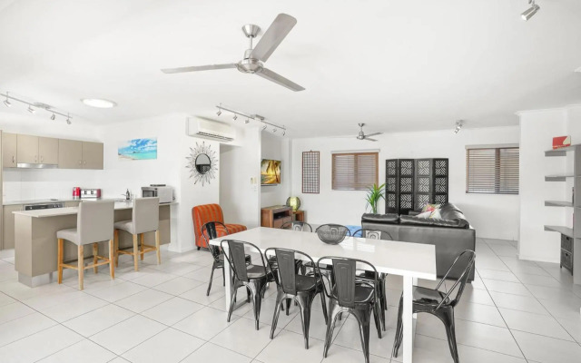 Belle Escapes - 404 The Edge Penthouse with Water Views