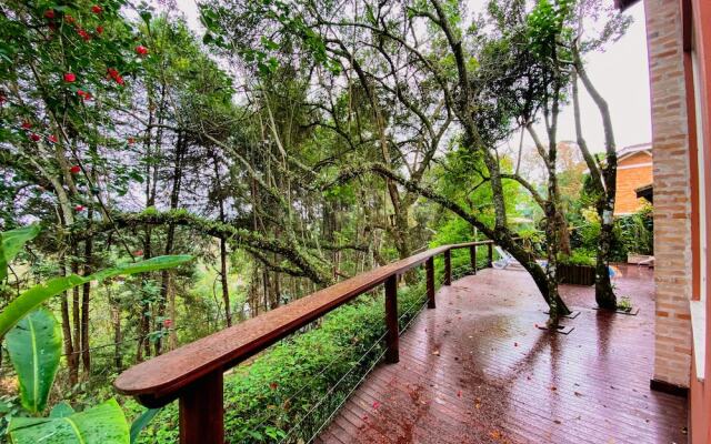 Belíssima casa com piscina na Granja Viana