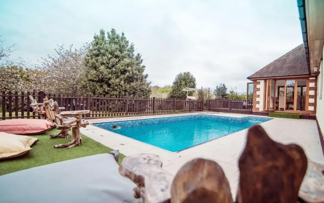 Threeways Retreat With Heated Swimming Pool