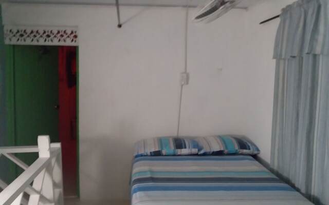 Room in Guest Room - Green Sea Villa Helen Inn - Kilometer 4 Circunvalar