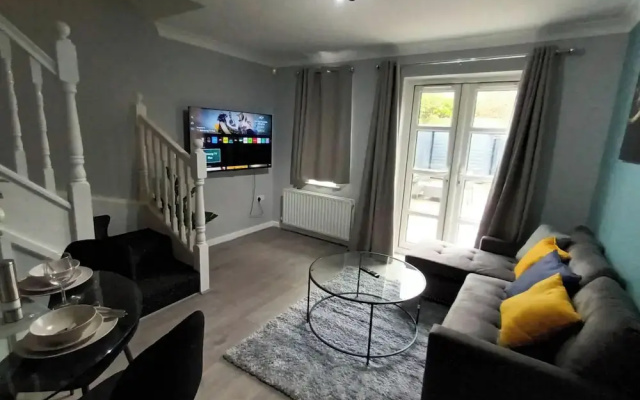 2 Bed House - Sleeps 6 - Parking - Wifi