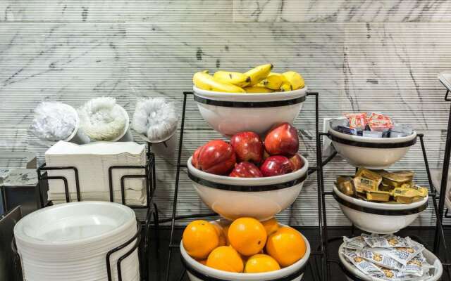 Econo Lodge Inn & Suites East