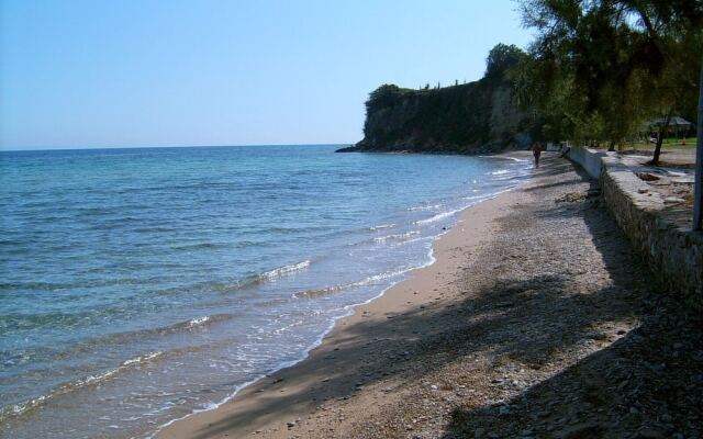 Superior 2-brm Villa, Ideal Locale,300m From Beach