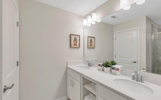 Dreamy Condo at Storey Lake Stl112