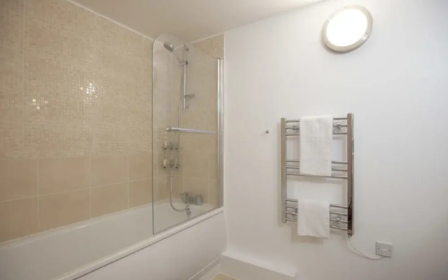 PM & Charles Luxury Apartments - 2 Bedroom - City Center - Parking