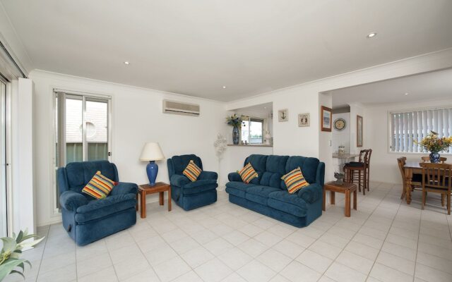 White Waves, 7B Achilles Street