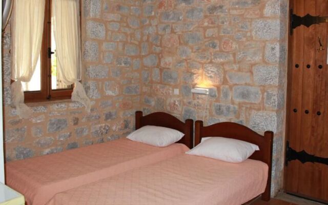 Lalloudes Seaside Accommodation