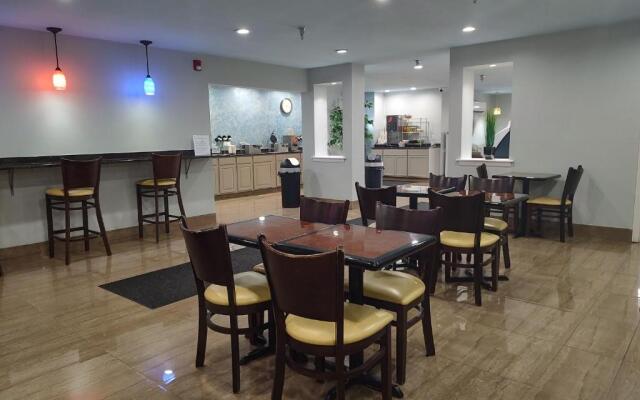 Hilltop Inn & Suites - North Stonington