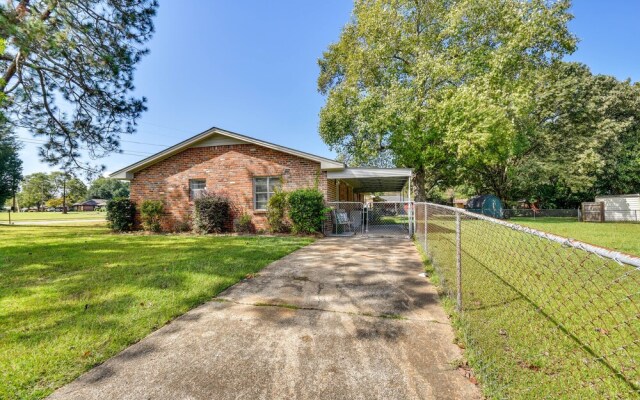 Lovely Montgomery Home ~ 7 Mi to Downtown!