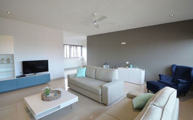 Modern Villa in Jan Thiel with Hot Tub
